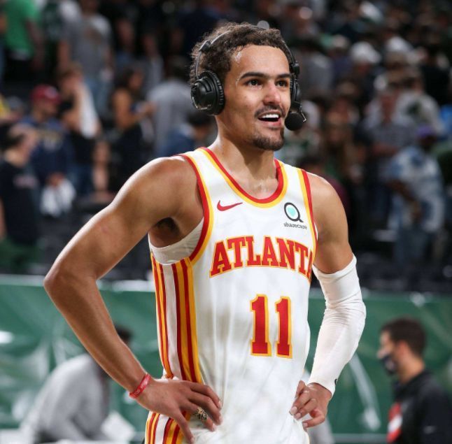 穆斯卡特获赠定制竹刻画像，印有本人形象和冠军奖杯（穆斯卡特获赠定制竹刻肖像，镌刻本人形象与冠军奖杯）