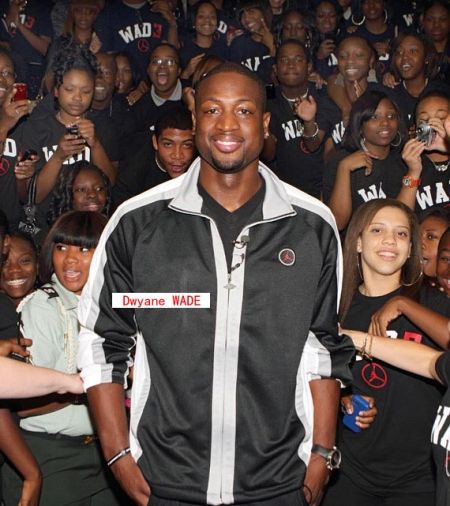 一记扣篮点燃全场（震撼灌篮引爆全场）