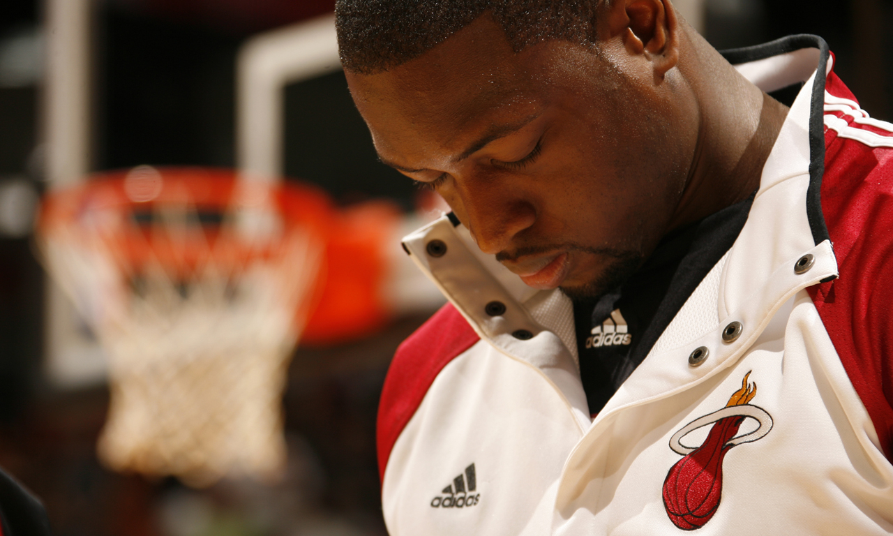 萨拉赫缺阵利物浦争议点球告负，球员称判罚牵强（萨拉赫缺阵之际利物浦折戟争议点球，球员直指判罚牵强）