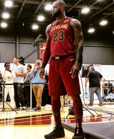 普利希奇：魔笛确实送了手机；看年轻队友表演会让我尬穿地心（普利希奇：魔笛确实送了手机；看年轻队友表演我尴尬到想钻地缝）