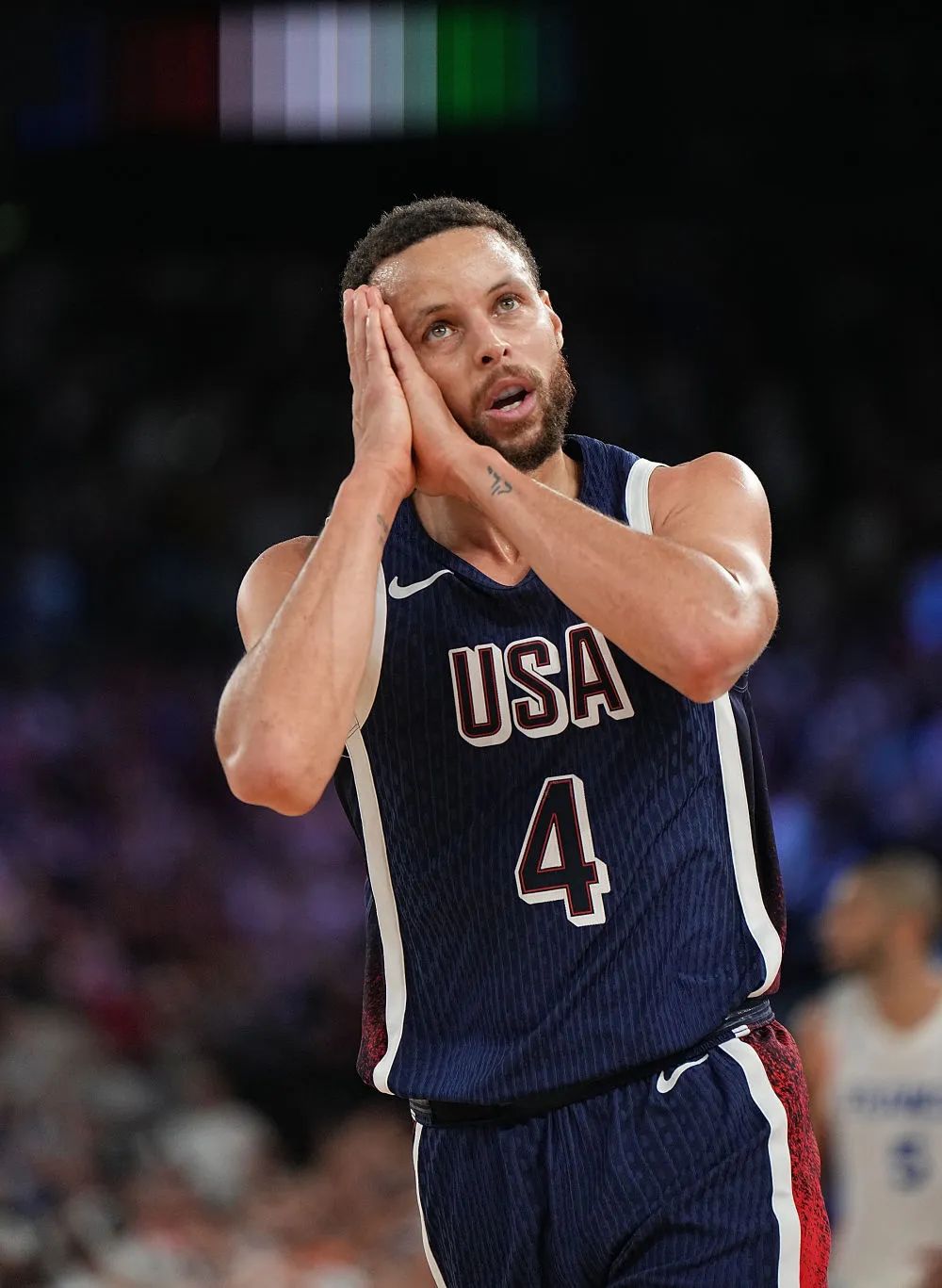 “黄袍”加身，里约热内卢基督像穿上黄潜球衣（里约基督像身披黄潜球衣）